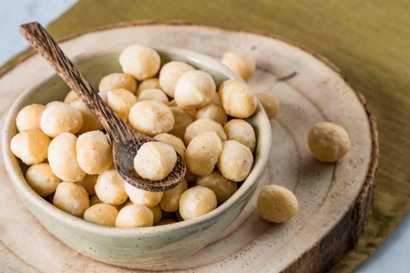 Macadamia Nüsse: Eigenschaften, Sorten, Nährwerte und wo sie zu finden sind.