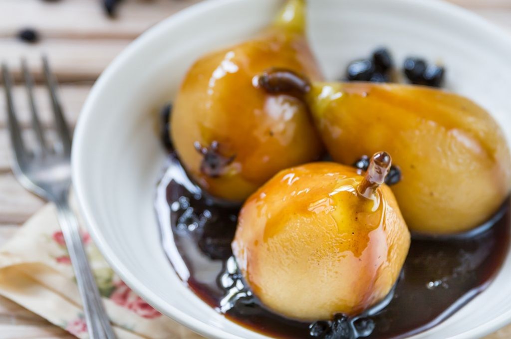 Caramelised pears with Aronia berries